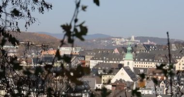 Siegener şehir merkezinde kilise ve Hochstrasse kaleden görüldü.