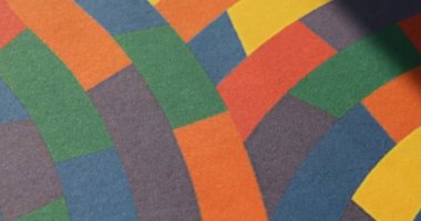 Renkli ışınlar ve yapılar hipnotize edici bir şekilde dönüyorlar.