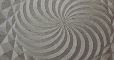 Renkli ışınlar ve yapılar hipnotize edici bir şekilde dönüyorlar.