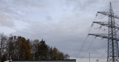 Yüksek voltaj kablolarıyla büyük bir elektrik direği