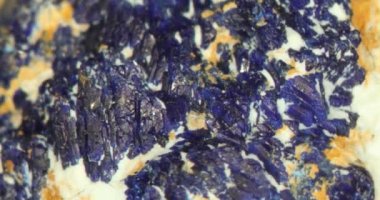 Malachite ve azurite on rock