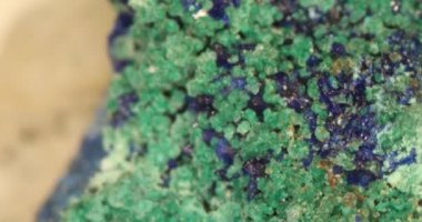 Malachite ve azurite on rock