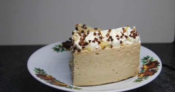 Кусок Вкусного Шоколадного Орехового Пирога Тарелке — стоковое видео