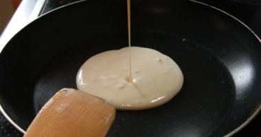 Lezzetli gözlemeler tavada