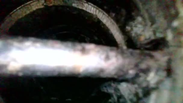Kanalizasyon Borusundan Geçiyorum — Stok video