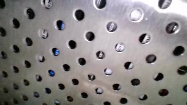 金属穿孔筛作为盖层 — 图库视频影像