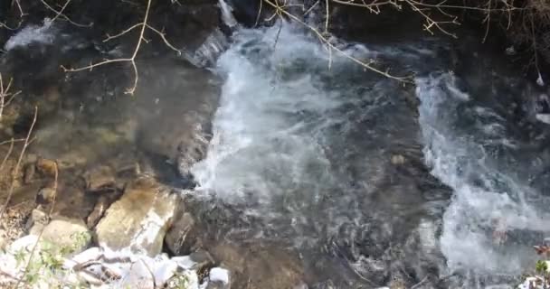 Vild Flod Vintern Med Spray — Stockvideo