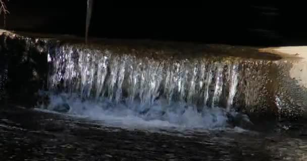 Fiume Selvaggio Inverno Con Spray — Video Stock