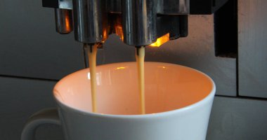 Modern tam otomatik kahve makinası çift namlulu taze kahve yapar.