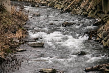 İlkbaharda spreyli vahşi nehir