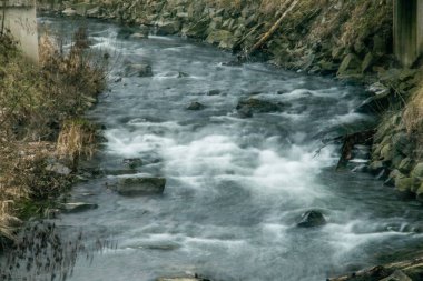 İlkbaharda spreyli vahşi nehir