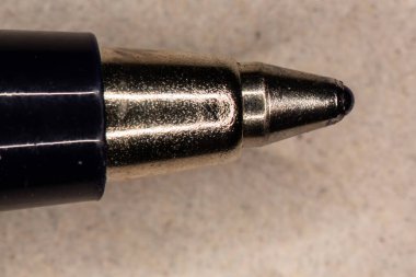 Tükenmez kalemi mikroskop altında topla doldurun