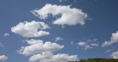 Mavi yaz gökyüzünde bulut oluşumları