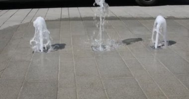 Fıskiyeler fışkırıyor, fıskiyeler fışkırdı