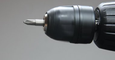 Kablosuz tornavida vidayı ağaç kütüğüne çevirir.