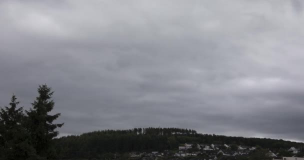 Regnerisches Und Stürmisches Wetter Über Dem Berg — Stockvideo