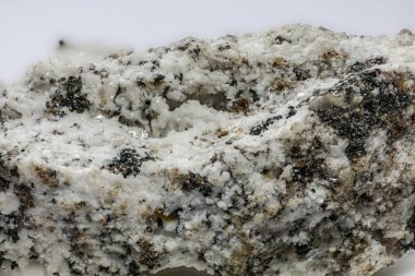 Anatas ve brookite kuvars kayası üzerinde