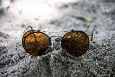 Kumsalda güneş gözlüğü