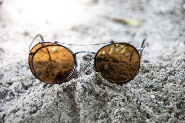 Sonnenbrille Sand Strand — Stockfoto