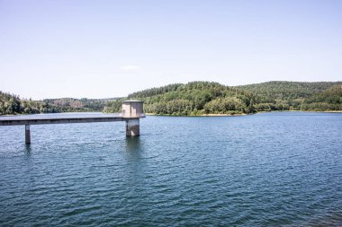 Kurak dönemlerde Siegerland 'daki Breitenbach barajı