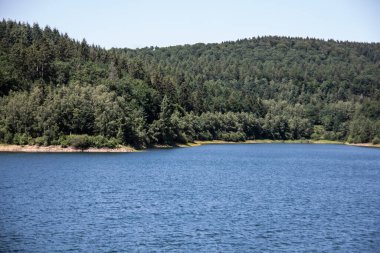 Kurak dönemlerde Siegerland 'daki Breitenbach barajı