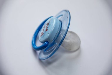 Yazılı bebek emziği.