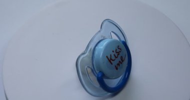 Yazılı bebek emziği.