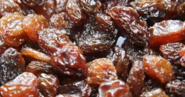 Bir kasede kurumuş kahverengi üzümler.