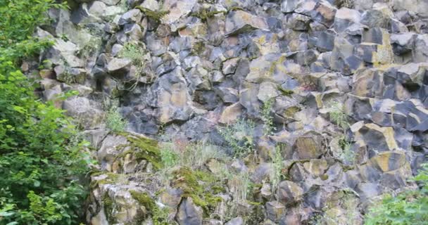 湖の玄武岩の岩で作られた山の斜面 — ストック動画