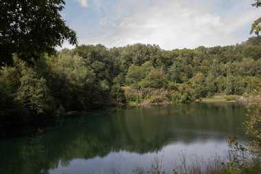 Göldeki bazalt kayasından yapılmış dağ yamacı.