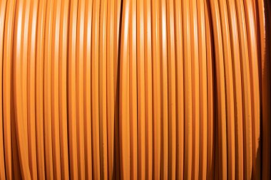 Yol kenarı boyunca döşeme ve ağ kurmak için bakır kablolar