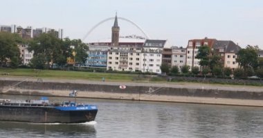 Banklarla Rheinufer gezinti güvertesi