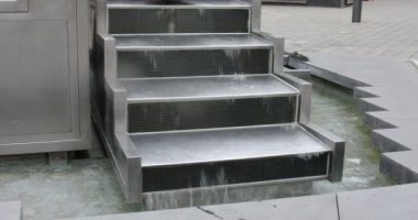 Havuzda çeşmeler var.