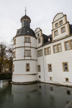 Neuhaus Kalesi, Almanya 'nın Paderborn kentindeki bir tepede eski bir bina.