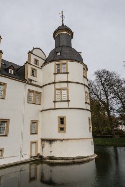 Neuhaus Kalesi, Almanya 'nın Paderborn kentindeki bir tepede eski bir bina.