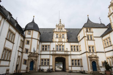 Neuhaus Kalesi, Almanya 'nın Paderborn kentindeki bir tepede eski bir bina.