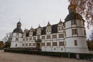 Neuhaus Kalesi, Almanya 'nın Paderborn kentindeki bir tepede eski bir bina.