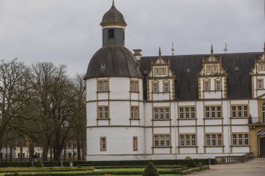 Neuhaus Kalesi, Almanya 'nın Paderborn kentindeki bir tepede eski bir bina.