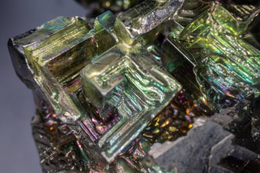 Yakın planda yanardöner bizmut kristalleri dönüyor