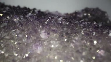 Yakın plandaki Ametist kristalleri dönüyor