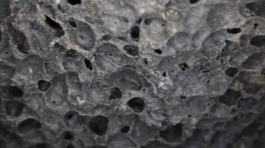 Gri gözenekli sünger taşı volkanik bir alev taşı gibidir.