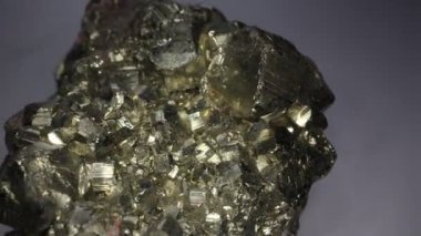 Ağır altın Pyrite kristalleri yakın planda.