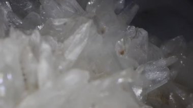 Beyaz güzel Stilbite kristalleri yakın planda.