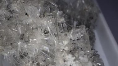 Beyaz cam Selenit kristal iğneler kayanın üzerinde