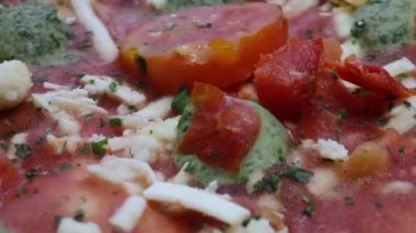 Vejetaryen dondurulmuş, domates, peynir ve biberli pizza.