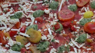 Vejetaryen dondurulmuş, domates, peynir ve biberli pizza.