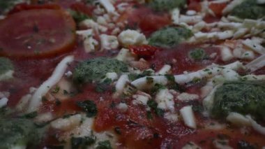 Vejetaryen dondurulmuş, domates, peynir ve biberli pizza.