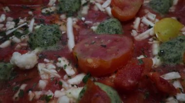 Vejetaryen dondurulmuş, domates, peynir ve biberli pizza.