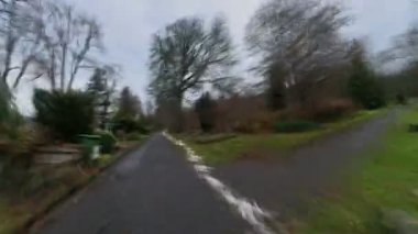 Soğuk kışta mezarlıkta koşuşturmak ve ağaçların yanından uçmak.