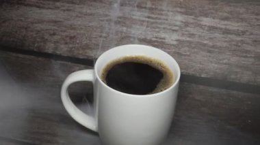 Hazır kahve bardağa yakın çekimde bir kaşıkla doldurulur.